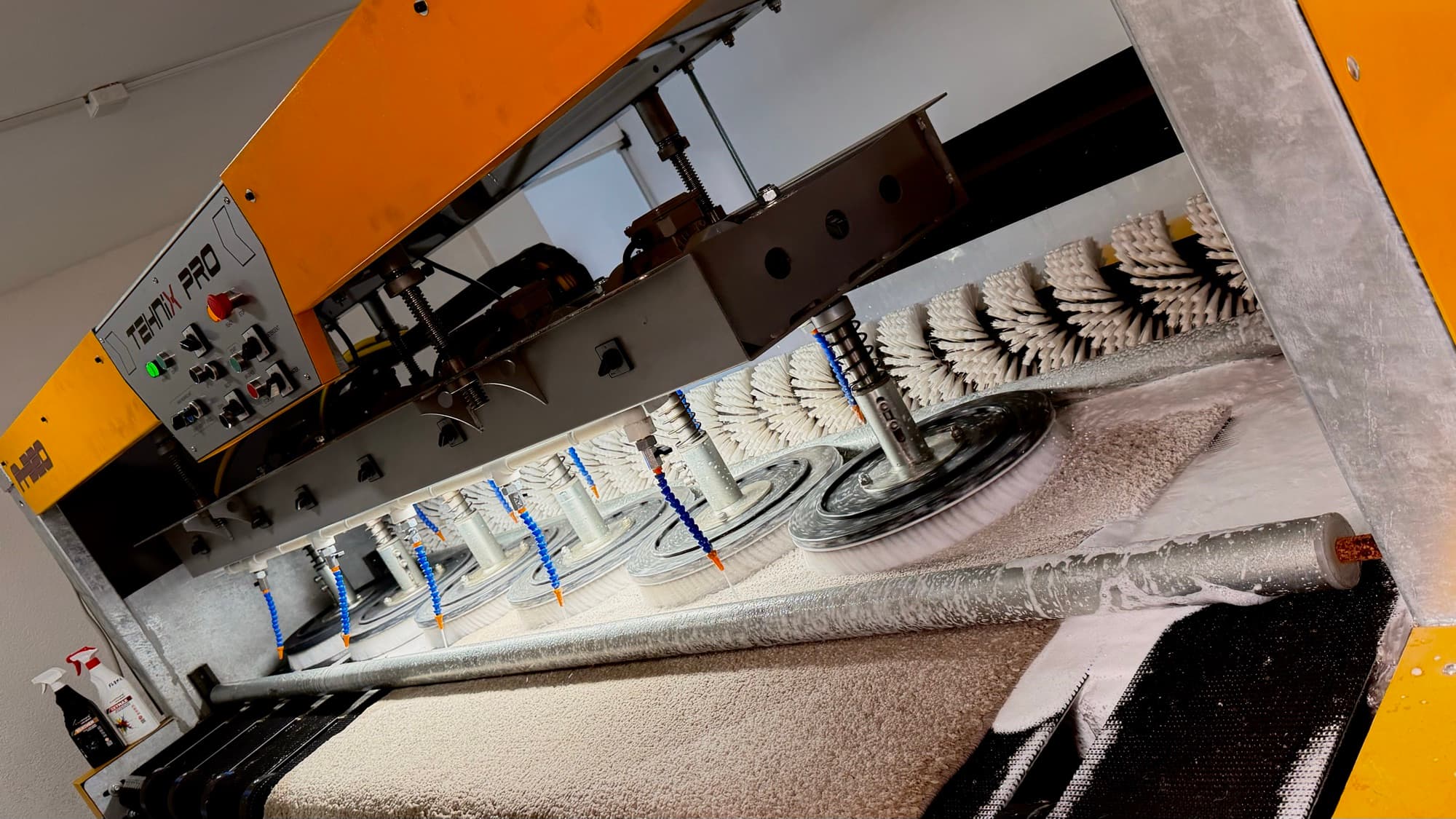 Detalj Tehnix Pro mašine tokom mašinskog pranja, četke i pena u dodiru sa tepihom